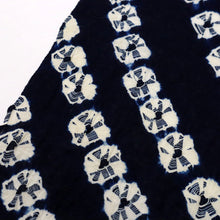 画像をギャラリービューアに読み込む, 手しぼり 浴衣反物 曲線に扇子彩りの花 濃紺 木綿 反巾36cm カジュアル お仕立可 夏着物 反25-147
