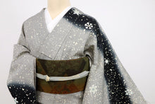 画像をギャラリービューアに読み込む, 【中古】特選 紬 訪問着 霰に雪華の舞い模様 カジュアル グレー 身丈161cm 裄丈63cm 袷正絹着物 TH11-4
