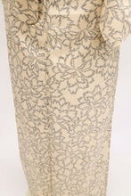 画像をギャラリービューアに読み込む, 【中古】長尺『大島紬』本場奄美 南国の花模様絣織り 白地 カジュアル 白黄緑青紫 身丈163.5cm 裄丈67.5cm 袷正絹着物 TY11-7
