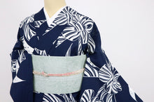 画像をギャラリービューアに読み込む, 【新品】洗える 浴衣 長尺 リボンの花模様 濃紺 化繊 ポリエステル 身丈169.5cm 裄丈68cm 化繊着物 UA5-7

