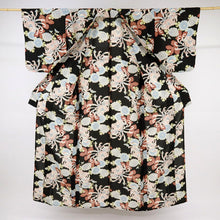 画像をギャラリービューアに読み込む, 【中古】長尺 洗える夏着物 小紋『撫松庵』レトロ菊の花模様 黒 化繊着物 ポリエステル カジュアル 身丈166.5cm 裄丈67cm UB7-12
