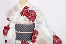 画像をギャラリービューアに読み込む, 【新品】洗える♪浴衣 長尺『三松』菊づくし 淡灰 カジュアル 化繊 身丈169cm 裄丈67.5cm 夏着物 UH5-5
