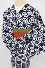 画像をギャラリービューアに読み込む, 【中古】注染 浴衣 変り麻の葉に大小花菱模様 白×濃紺 カジュアル 木綿 身丈157.5cm 裄丈67.5cm 着物 US8-11
