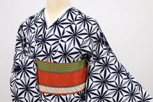 画像をギャラリービューアに読み込む, 【中古】注染 浴衣 変り麻の葉に大小花菱模様 白×濃紺 カジュアル 木綿 身丈157.5cm 裄丈67.5cm 着物 US8-11
