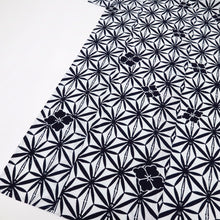 画像をギャラリービューアに読み込む, 【中古】注染 浴衣 変り麻の葉に大小花菱模様 白×濃紺 カジュアル 木綿 身丈157.5cm 裄丈67.5cm 着物 US8-11
