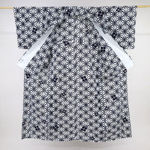 画像をギャラリービューアに読み込む, 【中古】注染 浴衣 変り麻の葉に大小花菱模様 白×濃紺 カジュアル 木綿 身丈157.5cm 裄丈67.5cm 着物 US8-11
