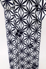 画像をギャラリービューアに読み込む, 【中古】注染 浴衣 変り麻の葉に大小花菱模様 白×濃紺 カジュアル 木綿 身丈157.5cm 裄丈67.5cm 着物 US8-11

