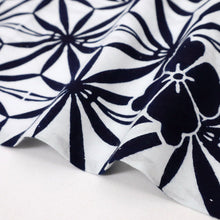 画像をギャラリービューアに読み込む, 【中古】注染 浴衣 変り麻の葉に大小花菱模様 白×濃紺 カジュアル 木綿 身丈157.5cm 裄丈67.5cm 着物 US8-11
