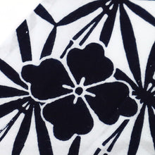 画像をギャラリービューアに読み込む, 【中古】注染 浴衣 変り麻の葉に大小花菱模様 白×濃紺 カジュアル 木綿 身丈157.5cm 裄丈67.5cm 着物 US8-11
