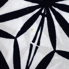 画像をギャラリービューアに読み込む, 【中古】注染 浴衣 変り麻の葉に大小花菱模様 白×濃紺 カジュアル 木綿 身丈157.5cm 裄丈67.5cm 着物 US8-11
