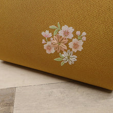 画像をギャラリービューアに読み込む, 【中古】和装バッグ 刺繍 桜の花丸文様 山吹色 ちりめん地 着物に合わせ Z1-6

