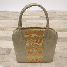 画像をギャラリービューアに読み込む, 【中古】和装バッグ ベージュ×ゴールド 金襴蜀江に七宝繋ぎ花模様 着物に合わせ z7-16 リサイクル着物 訪問着 付下げ 結婚式 披露宴 パーティ 式典 祝事 お宮参り リユース 古着 アウトレット
