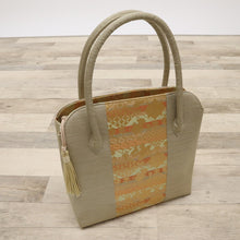 画像をギャラリービューアに読み込む, 【中古】和装バッグ ベージュ×ゴールド 金襴蜀江に七宝繋ぎ花模様 着物に合わせ z7-16 リサイクル着物 訪問着 付下げ 結婚式 披露宴 パーティ 式典 祝事 お宮参り リユース 古着 アウトレット
