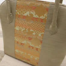 画像をギャラリービューアに読み込む, 【中古】和装バッグ ベージュ×ゴールド 金襴蜀江に七宝繋ぎ花模様 着物に合わせ z7-16 リサイクル着物 訪問着 付下げ 結婚式 披露宴 パーティ 式典 祝事 お宮参り リユース 古着 アウトレット
