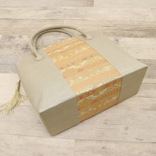 画像をギャラリービューアに読み込む, 【中古】和装バッグ ベージュ×ゴールド 金襴蜀江に七宝繋ぎ花模様 着物に合わせ z7-16 リサイクル着物 訪問着 付下げ 結婚式 披露宴 パーティ 式典 祝事 お宮参り リユース 古着 アウトレット
