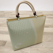 画像をギャラリービューアに読み込む, 【新品】和装バッグ 淡いグリーン×ベージュ 麻の葉地紋 桜の花びら模様 着物に合わせ z7-19 リサイクル着物 訪問着 付下げ 結婚式 披露宴 パーティ 式典 祝事 お宮参り リユース 古着 アウトレット
