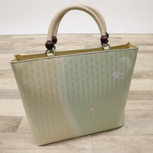 画像をギャラリービューアに読み込む, 【新品】和装バッグ 淡いグリーン×ベージュ 麻の葉地紋 桜の花びら模様 着物に合わせ z7-19 リサイクル着物 訪問着 付下げ 結婚式 披露宴 パーティ 式典 祝事 お宮参り リユース 古着 アウトレット
