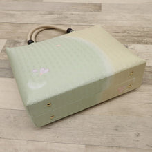 画像をギャラリービューアに読み込む, 【新品】和装バッグ 淡いグリーン×ベージュ 麻の葉地紋 桜の花びら模様 着物に合わせ z7-19 リサイクル着物 訪問着 付下げ 結婚式 披露宴 パーティ 式典 祝事 お宮参り リユース 古着 アウトレット
