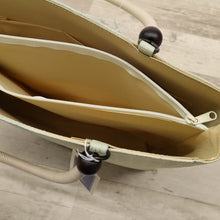 画像をギャラリービューアに読み込む, 【新品】和装バッグ 淡いグリーン×ベージュ 麻の葉地紋 桜の花びら模様 着物に合わせ z7-19 リサイクル着物 訪問着 付下げ 結婚式 披露宴 パーティ 式典 祝事 お宮参り リユース 古着 アウトレット
